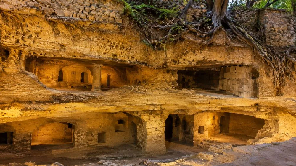 Affreschi e mosaici lungo il percorso guidato delle catacombe
