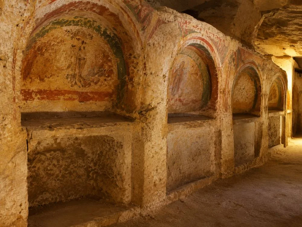 Galleria scavata nel tufo nelle Catacombe di San Gennaro a Napoli