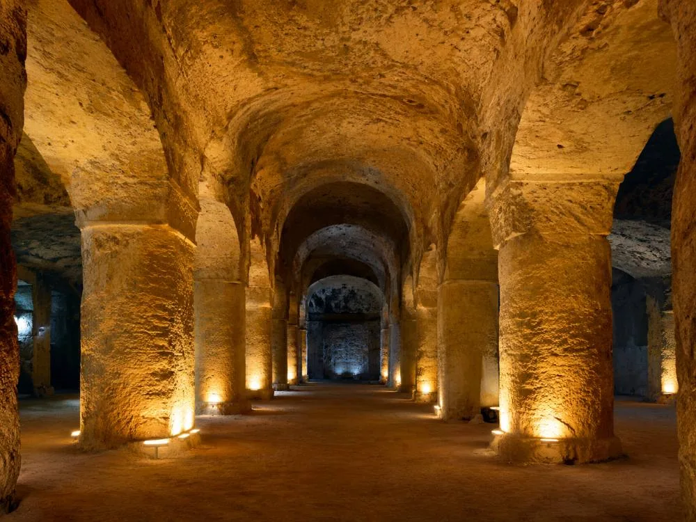 Basilica ipogea a tre navate sul livello superiore delle catacombe