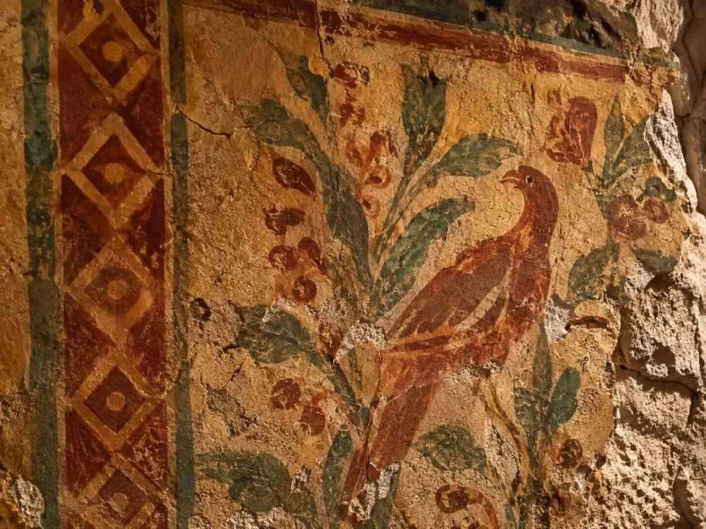 Affreschi lungo il percorso sotterraneo delle catacombe napoletane